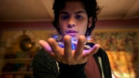 En esta imagen proporcionada por Warner Bros. Pictures, Xolo Maridueña en una escena de 'Blue Beetle'. (Warner Bros. Pictures vía AP)