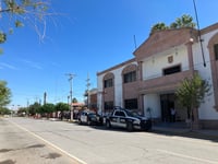 Todavía hay vigilancia al exterior de la Presidencia Municipal, incluso se colocaron vallas metálicas para restringir el acceso a la cuadra donde se ubica el edificio. (EL SIGLO DE TORREÓN)