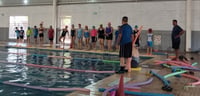 Se ofrecen clases de natación a menores en dos sedes en GP.