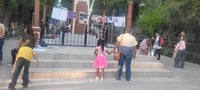 Frente al monumento A la Madre, se instaló el tendedero de deudores alimentarios en Lerdo. (CORTESÍA)