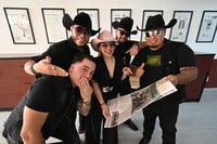 Felices. Los chicos de Vilax, muestran la portada que este diario les dio el pasado miércoles a propósito de su nominación. (EL SIGLO DE TORREÓN / Verónica Rivera)