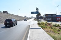 Se generan problemas viales por quienes ingresan intempestivamente al otro carril, para entrar a los negocios con drive thru. (FERNANDO COMPEÁN / EL SIGLO DE TORREÓN)