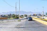 El director de Obras Públicas en Torreón destacó que con las adecuaciones, el flujo continuo se está dando, pero sí es importante que los automovilistas no se metan a la fila. (FERNANDO COMPEÁN) 