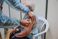 La OMS, que declaró el fin de la emergencia internacional por la enfermedad el pasado mayo, ha registrado al menos 770 millones de casos globales, con al menos 6.9 millones de muertes. (OMS)