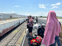 Del 18 de septiembre al 3 de octubre pasado se han rescatado, auxiliado y disuadido de bajar de techos y contenedores de tren a 27 mil 066 personas migrantes. (Foto: SERGIO A. RODRÍGUEZ / EL SIGLO COAHUILA)