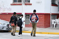 La revisión de las mochilas en La Laguna debe hacerse con el consentimiento de los padres, madres de familia y tutores.