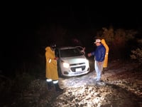 Después de algunos minutos, los rescatistas lograron sacar la unidad de la zona donde se encontraba. (EL SIGLO DE TORREÓN)