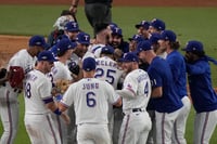 Celebran jugadores de Rangers luego de vencer 7-1 a los Orioles de Baltimore para llevarse la serie divisional por barrida de 3-0. (AP)