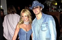 ESPECIAL: AGENCIA AP- BRITNEY SPEARS Y JUSTIN TIMBERLAKE USANDO EL ICÓNICO OUTFIT DE MEZCLILLA EN LOS MTV VIDEO MUSIC AWARDS