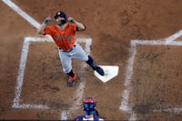 José Altuve pisa home luego de conectar un jonrón solitario, en la victoria de Astros 8-5 sobre Rangers, en el tercer juego de la serie de campeonato.