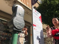 Algunos parquímetros físicos todavía funcionan, mientras que otros ya deberían ser retirados. (FERNANDO COMPEÁN / EL SIGLO DE TORREÓN)
