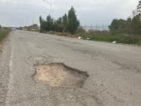 La vía abarca unos 2 kilómetros y casi toda tiene baches. (EL SIGLO DE TORREÓN)