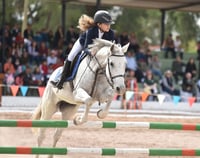 Imagen Festejan al Heroico Colegio Militar con salto ecuestre