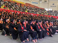 Mujeres de distintas edades se graduaron de preparatoria; autoridades entregaron certificados. (CORTESÍA)