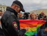 La medida, que tiene efecto 'inmediato', prohíbe la propaganda, la publicidad, el generar interés y animar a integrar las filas del movimiento LGBT. (X)