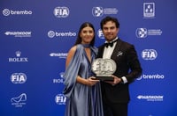 El piloto mexicano Sergio 'Checo' Pérez posa junto a su esposa Carola con el trofeo que lo acredita como subcampeón (ESPECIAL)