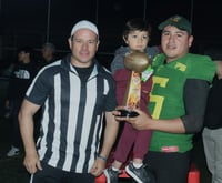 El jefe de la plantilla arbitral en la gran final, entregó el trofeo de Jugador Más Valioso a Alan Olvera. (LuGoPi)
