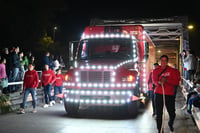 Caravana. Carros alegóricos y camiones iluminaron las calles.