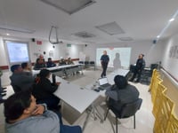 Eduardo Canul Castellanos comentó que se encuentran orientando a empleados del sector administrativo de las empresas de Gómez Palacio. (CORTESÍA)