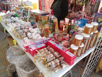 Rita es una comerciante instalada en el mercado Juárez que año con año tiene ya tiene preparado algunos amuletos para asegurar la prosperidad. (EL SIGLO DE TORREÓN)