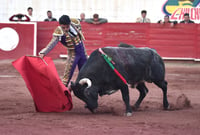 El lagunero Juan Manuel Ibarra, mostró buenas hechuras con la muleta, pero falló con el acero, dejando ir los premios, ayer en la romántica Plaza de Toros Alberto Balderas de Ciudad Lerdo, en la primera fiesta taurina del 2024, con buena asistencia de aficionados. (Fotos de Ramón Sotomayor Covarrubias)