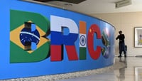 La fuente indicó que durante 2022, el volumen de intercambio comercial entre el reino árabe y los países BRICS ascendió a unos 658 mil millones de riales saudíes. (X)