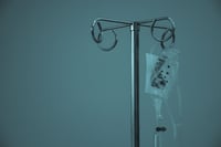 El pequeño presentaba síntomas graves de intoxicación tras consumir algunas frituras. (ARCHIVO)