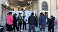 Los agentes interceptaban a los auto exiliados para que no llegaran al refugio temporal. (SERGIO A. RODRÍGUEZ / EL SIGLO DE TORREÓN)