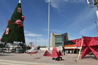 El personal de la dirección inició las actividades en la avenida Juárez y también en el árbol principal de la Plaza Mayor. (EL SIGLO DE TORREÓN)