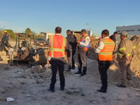 Esta tarde, colapsó un colector y sepultó a dos trabajadores de Simas Torreón. Un empleado murió y otro resultó lesionado.