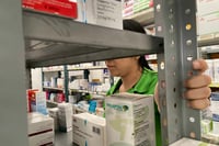 El encargado de la farmacia ve con mucha tristeza que esto sucede en comunidades de familias con muy escasos recursos económicos. (ARCHIVO)