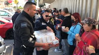 Elementos policiacos se detuvieron sobre el bulevar Revolución y descendieron con las cajas de alimentos y bebidas. (FOTOS: FERNANDO COMPEÁN)