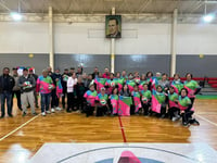 Cuarenta mujeres y 20 hombres de los equipos de cachibol del DIF Gómez Palacio recibieron su playera. (CORTESÍA)