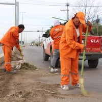 Personal de La Ola recorre la ciudad todos los días para mantener en buen estado las calles. (CORTESÍA)