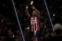 A pesar del magno evento en el que fue presentado Javier Hernández aún no podrá jugar con Chivas. (ARCHIVO)