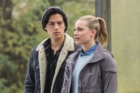 Imagen Actriz de Riverdale revela que fue diagnosticada con alopecia