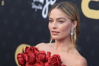 Margot Robbie, la protagonista de 'Barbie', está hablando por primera vez después de que las redes sociales manifestaran su descontento hace una semana al descubrir que tanto ella como Greta Gerwig, la directora de la exitosa película, fueron excluidas de las nominaciones al Oscar. (FOTO: EFE/EPA/ALLISON DINNER)