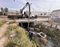 Desazolve del canal de la avenida 16 de Septiembre. (DIANA GONZÁLEZ)