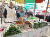 La señora Alicia Torres, comerciantes de platillos de la temporada de Cuaresma. (MARÍA DE JESÚS VÁZQUEZ)