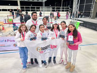 El equipo femenil de nivel primaria y secundaria de la Academia de Robótica Robot Punk. (CORTESÍA)