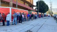 En el último día de la campaña del Registro Civil, ciudadanos madrugaron para poder conseguir un lugar y realizar sus trámites. (GUADALUPE MIRANDA / EL SIGLO DE TORREÓN)