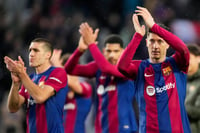 Los jugadores del Barcelona celebran su victoria tras el partido de LaLiga entre el Barcelona y el Getafe, este sábado en el estadio de Montjuich, en Barcelona. (EFE)