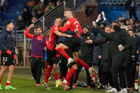  El defensa del Mallorca Matija Nastasic (c) celebra tras marcar ante el Alavés, durante el partido de Liga que Deportivo Alavés y RCD Mallorca han disputado este sábado en el estadio de Mendizorroza, en Vitoria. EFE 
