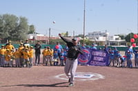 El incansable formador de peloteros infantiles, Edmundo “Mundo” González, tuvo el honor de lanzar la primera bola (RAMÓN SOTOMAYOR)