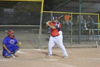 Imagen Batazos largos en softbol lento de Club Deportivo San Isidro