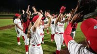 Los Diablos Rojos Femenil (13-9) aseguraron su boleto a los playoffs de la Liga Mexicana de Softbol (LMS) luego de vencer 7-3 Sultanes Femenil (14-8), en una jornada en la que armaron tres ofensivas y en la que la abridora Karla Téllez limitó a la artillería rival.