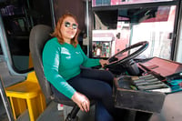 Marce es la única mujer en la ruta del transporte público urbano de la ciudad de Durango. (CLAUDIA J. BARRIENTOS)