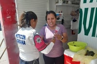 Policías de San Pedro regalan flores por el Día Internacional de la Mujer. (MARÍA DE JESÚS VÁZQUEZ)