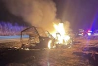 Patrulla incendiada en una carretera de Michoacán tras el asesinato de la comisaria de la Policía Estatal de Pátzcuaro. (ESPECIAL)