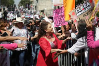 La candidata por la Jefatura de Gobierno de la coalición Sigamos Haciendo Historia, Clara Brugada. (EFE)